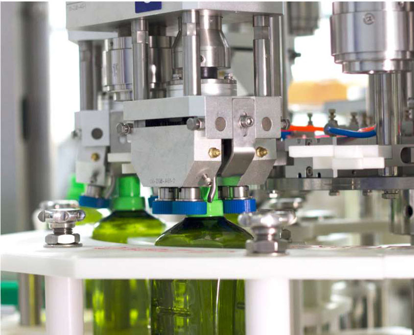 Tapadora de envases rígidos a rosca o a presión.